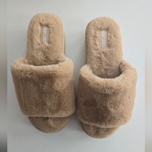 Brand New MUK LUKS Women's Tan Fuzzy Slippers